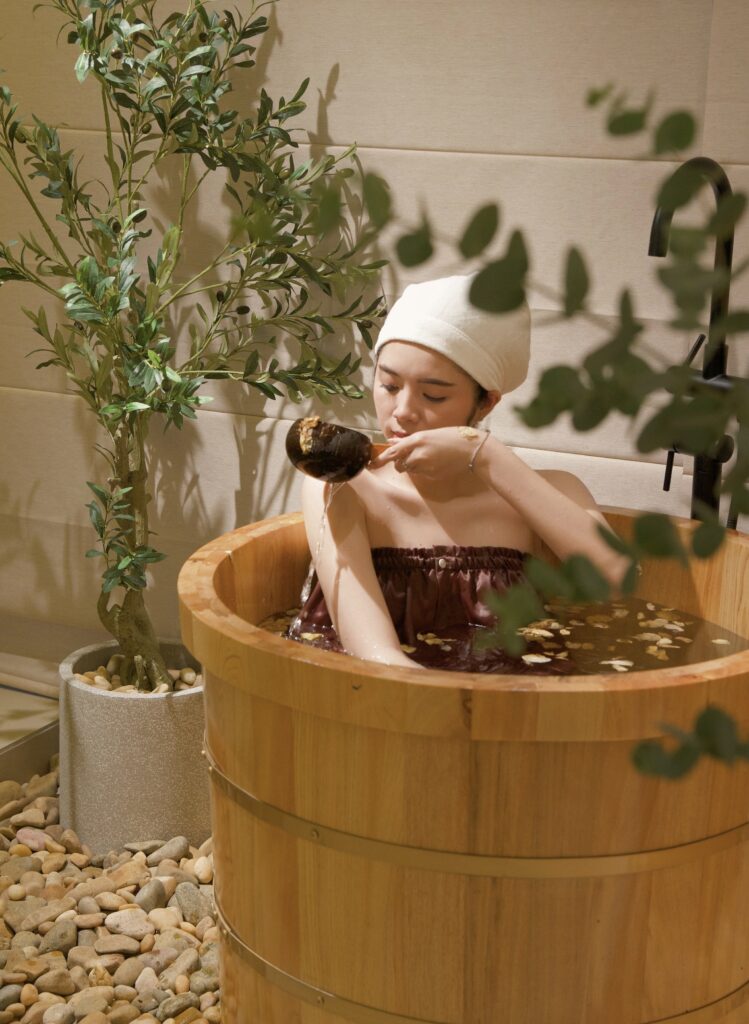 Trong Couple Combo, hành trình bắt đầu bằng việc ngâm bồn thảo mộc