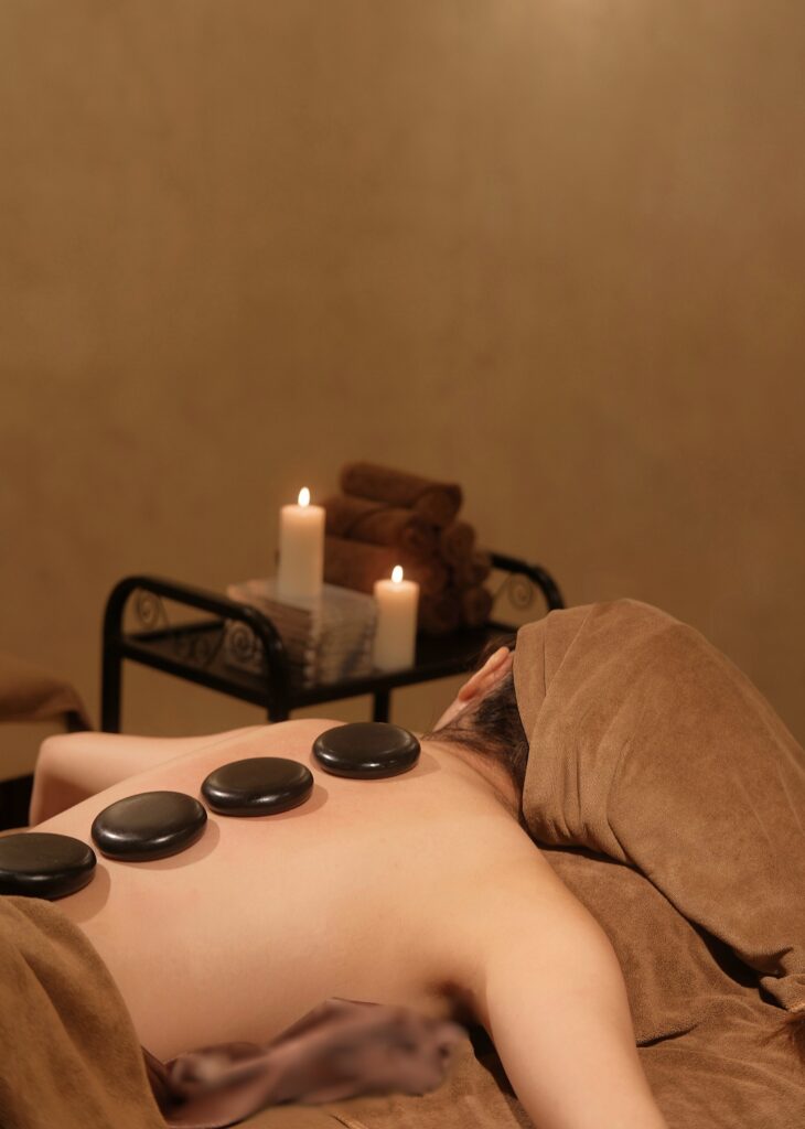Massage đá nóng là sự kết hợp giữa nhiệt và kỹ thuật massage truyền thống