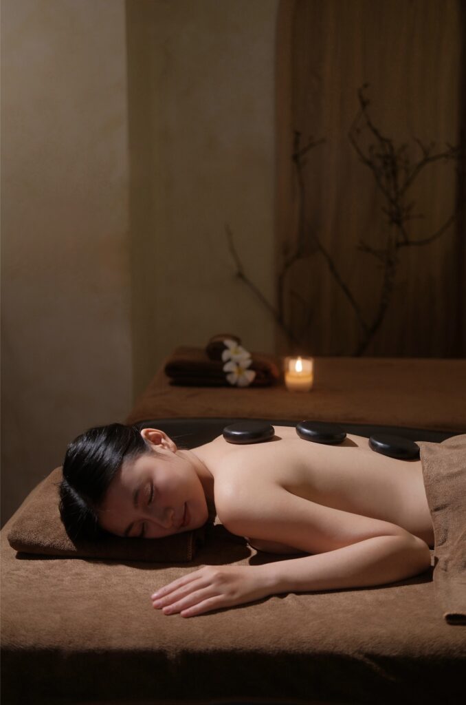 Tại ANNIE SPA, massage đá nóng được thực hiện quy trình chậm rãi nhưng vẫn đảm bảo nhịp độ ổn định trong từng thao tác